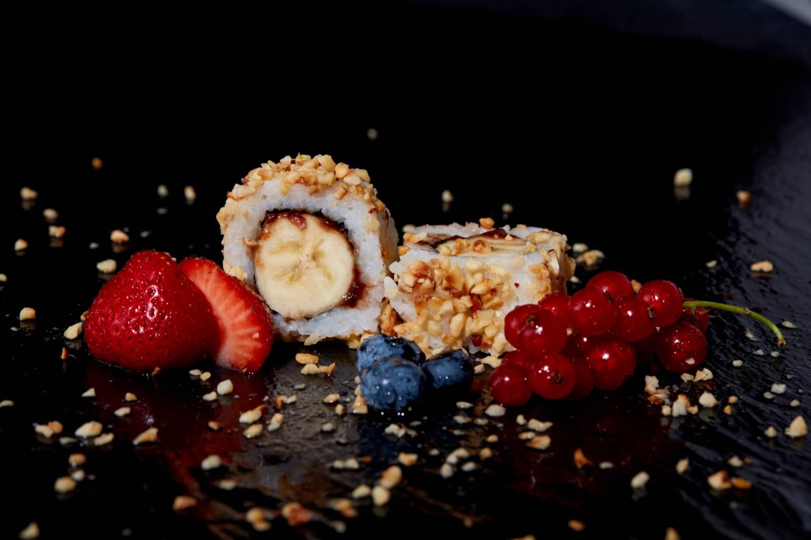 Dessert-Roll mit Banane und Beeren