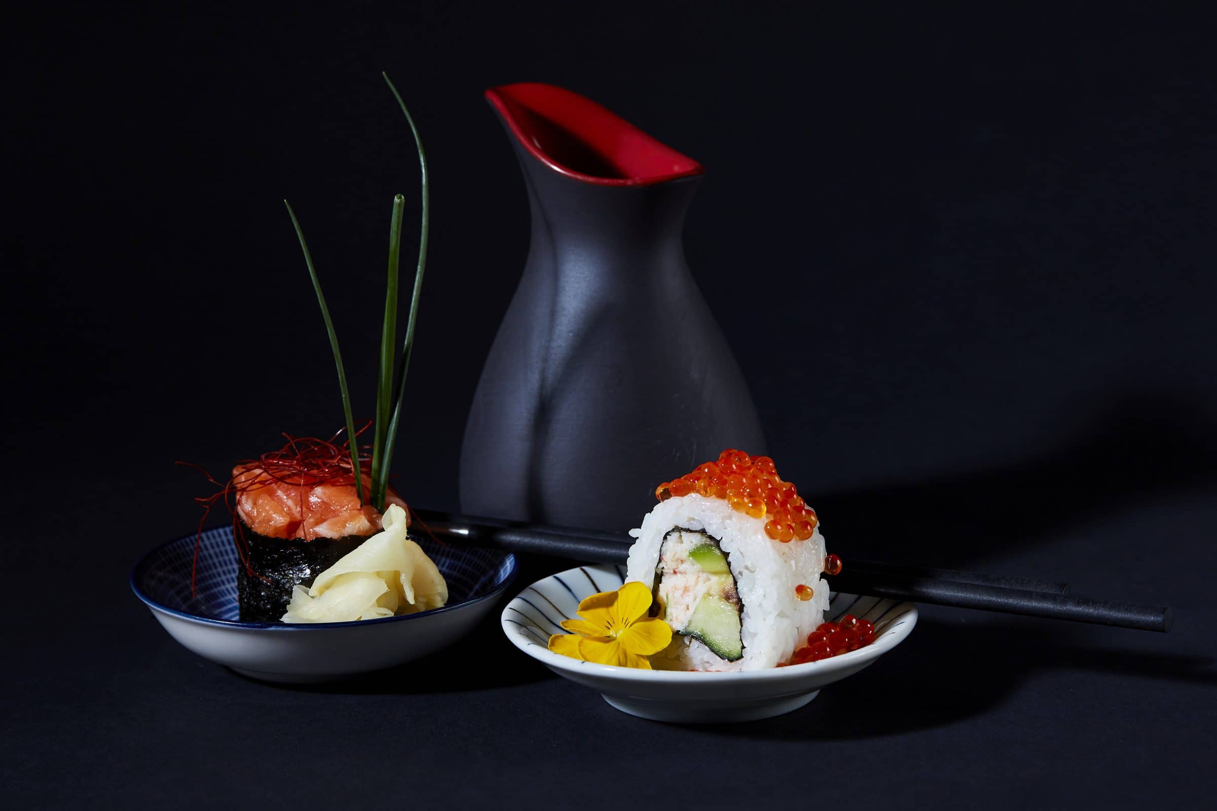 Sushi mit Sakekanne