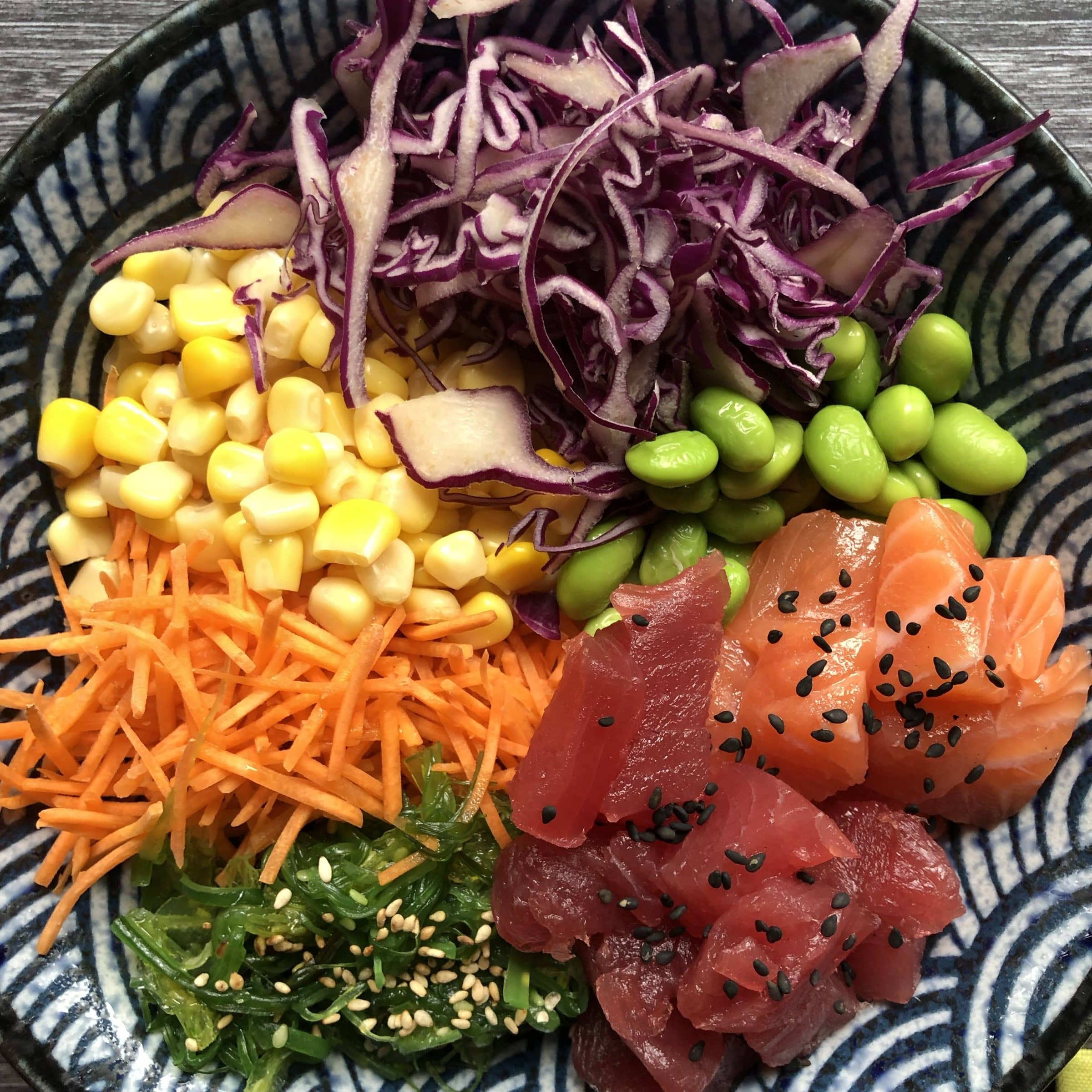 Poke Bowl mit Tuna, Lachs und Gemüse