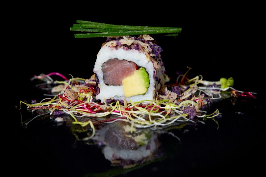 Uramaki mit Thunfisch und Avocado